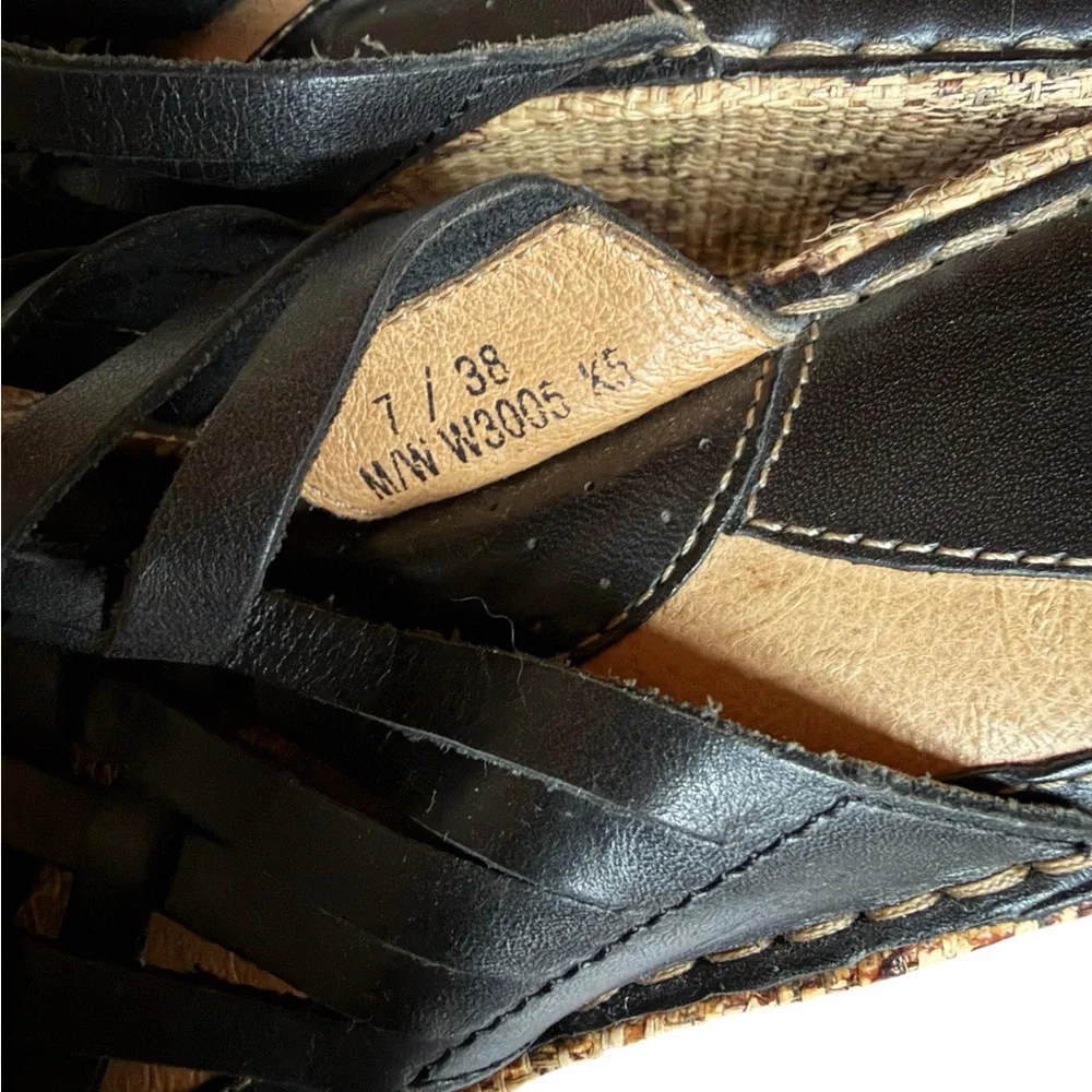 Y2K NWOT Born Drilles Black Strappy‎ Leather 3.5” Wedge Sandals